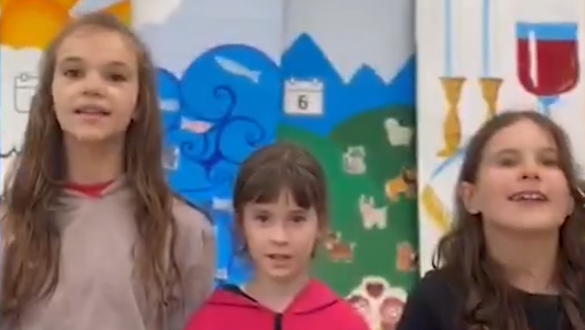 בנות בבית ספר בקייב במסר לתלמידות בבני ברק