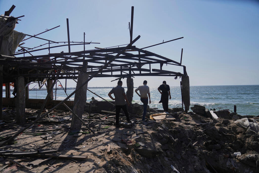 צילום: AP Photo/Jehad Alshrafi בית קפה שהותקף בעזה, לטענת הפלסטינים