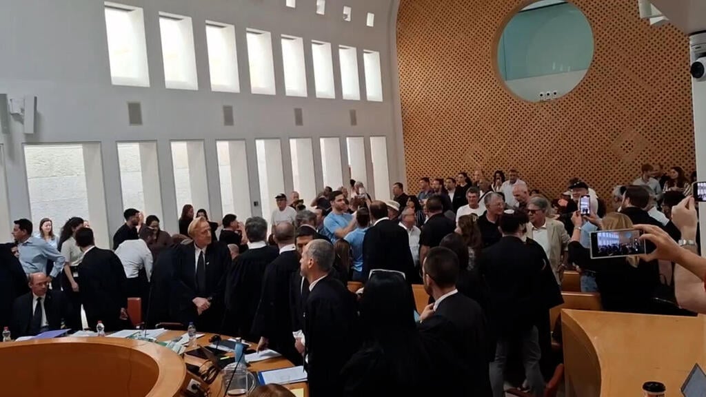 צילום: נטעאל בנדל צעקות בוז לשופטים עם כניסתם לדיון בנושא אופן מינוי ראש השב"כ בביהמ"ש העליון