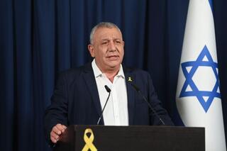 גדי איזנקוט נותן הצהרה לתקשורת טרם פרישתו
