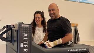 שי פינקר עושה צעדים ראשונים בשיקום ב שי פינקר עושה צעדים ראשונים בשיקום ב