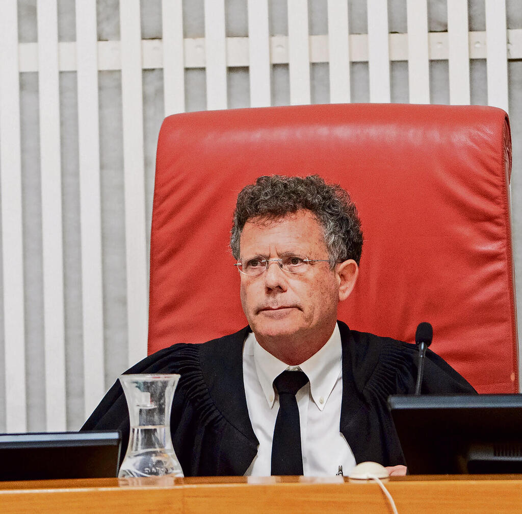 עמית. מסביבו שוק | צילום: שלו שלום yk14428531