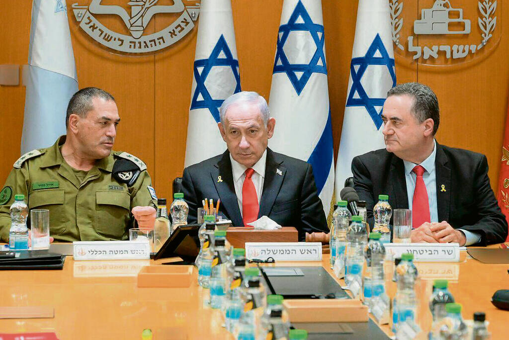 נתניהו עם השר כ"ץ והרמטכ"ל אייל זמיר, השבוע. רוצה לשכנע את ארה"ב, שתלחץ על קטאר, שתאיים על חמאס | צילום: מעיין טואף לע"מ yk14428779