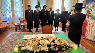 תמונה קבוצתית בשגרירות איראן