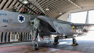 מטוס f-15 בבסיס תל נוף