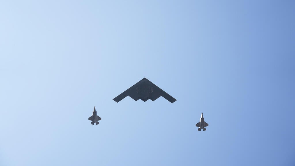 מטס של מטוסי קרב עם מפציץ B-2 מעל הבית הלבן וושינגטון ב חגיגות 4 ביולי ארה"ב