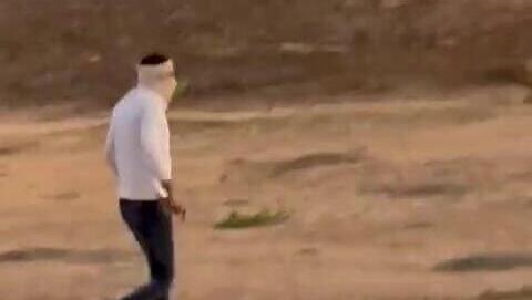 בהלה בחוף הרצליה: רעול פנים תועד עם חפץ חד, ועוכב לחקירה