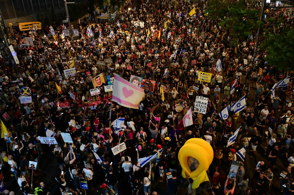 אלפים בבגין (צילום: יובל חן) הפגנת מחאה בשער בגין בתל אביב