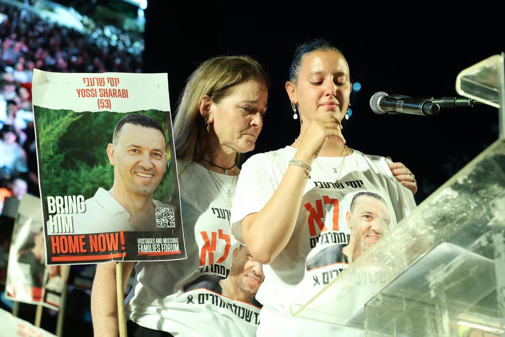 שרה את "התקווה" בסוף העצרת. יובל שרעבי (צילום: דנה קופל) יובל שרעבי בעצרת מחאה בכיכר החטופים