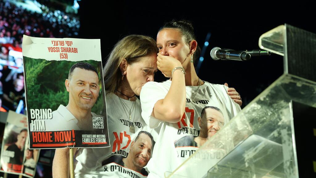 בתו של יוסי שרעבי נואמת בדמעות בכיכר (צילום: דנה קופל) יובל שרעבי בעצרת מחאה בכיכר החטופים