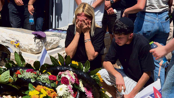 הלווייתו של יאיר ז"ל. "אני מצדיע לך" | צילום: מיקי שמידט yk14429775