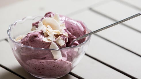 Zaubern Sie dieses gesunde Bananen-Beeren-Eis in fünf Minuten