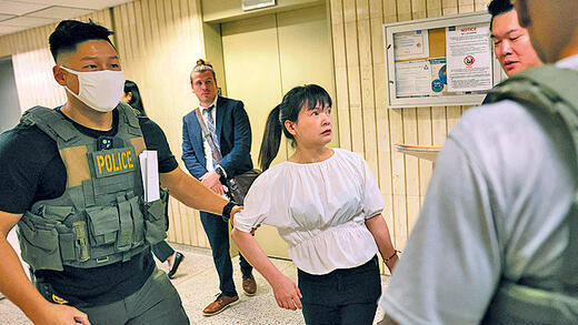 שוטרי מחלקת ההגירה עוצרים אישה החשודה בהיותה מהגרת בלתי חוקית שהגיעה לעצרת הזדהות עם מהגרים אחרים | צילום: MICHAEL M. SANTIAGO, איי-אף-פי yk14431325