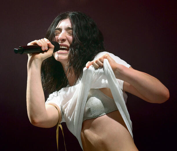 לורד בפסטיבל גלסטונברי, ביוני. אין קשר לניל יאנג | צילום: REUTERS/Jaimi Joy yk14431336