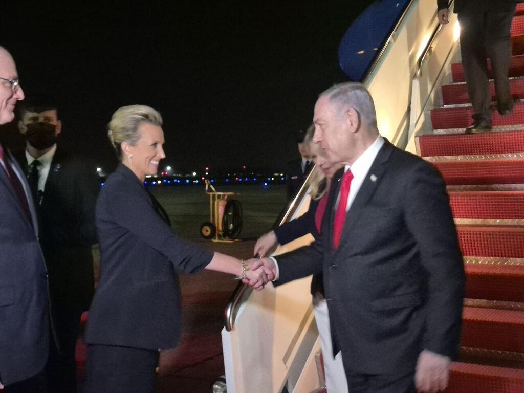 רה"מ בנימין נתניהו ורעייתו יוצאים ממטוס כנף ציון לאחר שנחת בבסיס חיל האוויר בוושינגטון סנט אנדרוז לצורך ביקורו של רה"מ בארה"ב