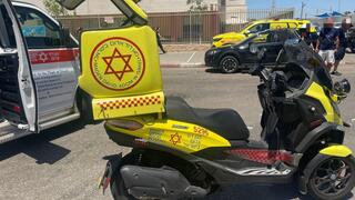 תאונת דרכים בפתח תקווה, נער בן 15 במצב אנוש לאחר שנפגע ממינבוס בעת שרכב על אופניים חשמליים