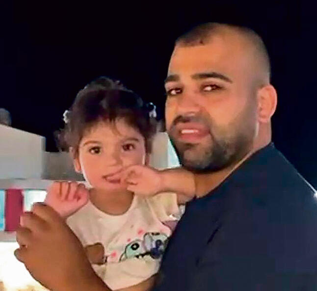 הקורבן העשירי בטירה מתחילת השנה. מחמוד חג'אג' ובתו לוראן yk14433384