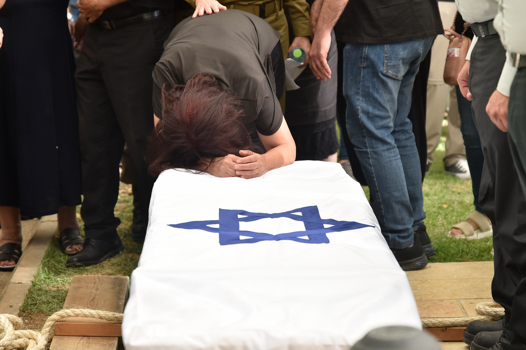 האם נפרדת מהבן בני. "אמרת לי 'אמא, אני נלחם נגד אויב אכזר. אם אמות - זה יהיה מות גיבורים'" (צילום: שרון צור ) הלווייתו של רס"ל (במיל') בנימין אסולין ז"ל בבית העלמין הצבאי בחיפה