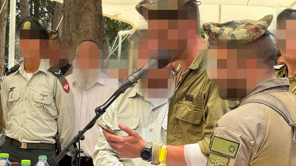 ב', שהגיע עם ידיים חבושות, סופד בבית העלמין. "אתה מקור הכוח שלי" (צילום: עמותת נצח יהודה) הלוויתו של סמל משה ניסים פרש ז"ל