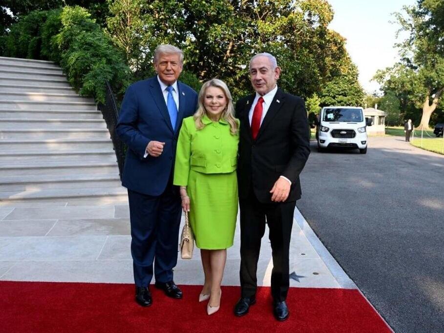 שרה נתניהו והתיק בפגישתם של ראש הממשלה בנימין נתניהו ונשיא ארה"ב דונלד טראמפ (צילום: אבי אוחיון, לע"מ) פגישתם של ראש הממשלה בנימין נתניהו ונשיא ארה"ב דונלד טראמפ בוושינגטון