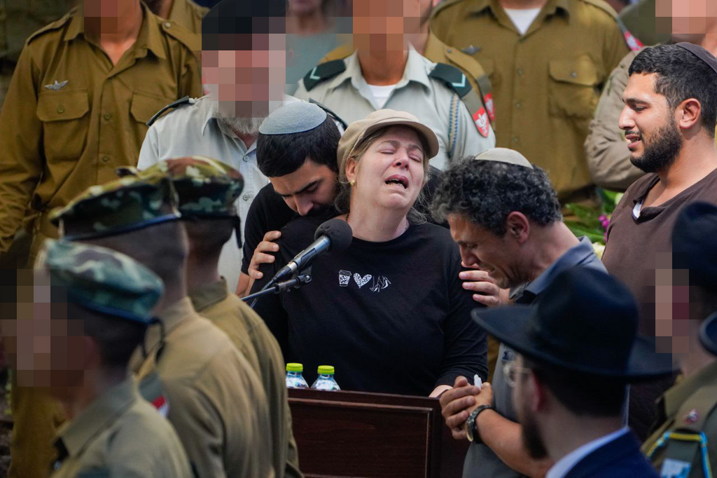 האם אילנית בהלוויה. "סליחה על הכול נועם" (צילום: שלו שלום) הלווייתו של נועם אהרון מסגדיאן בהר הרצל