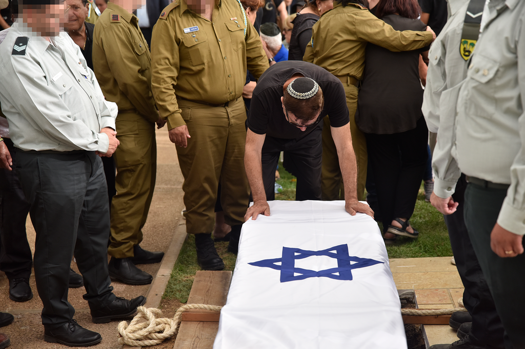 צילום: שרון צור הלווייתו של רס"ל (במיל') בנימין אסולין ז"ל בבית העלמין הצבאי בחיפה