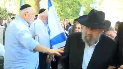 אביו של סמ״ר משה שמואל נול ז״ל, בראש שיירת דגלים לזכרו