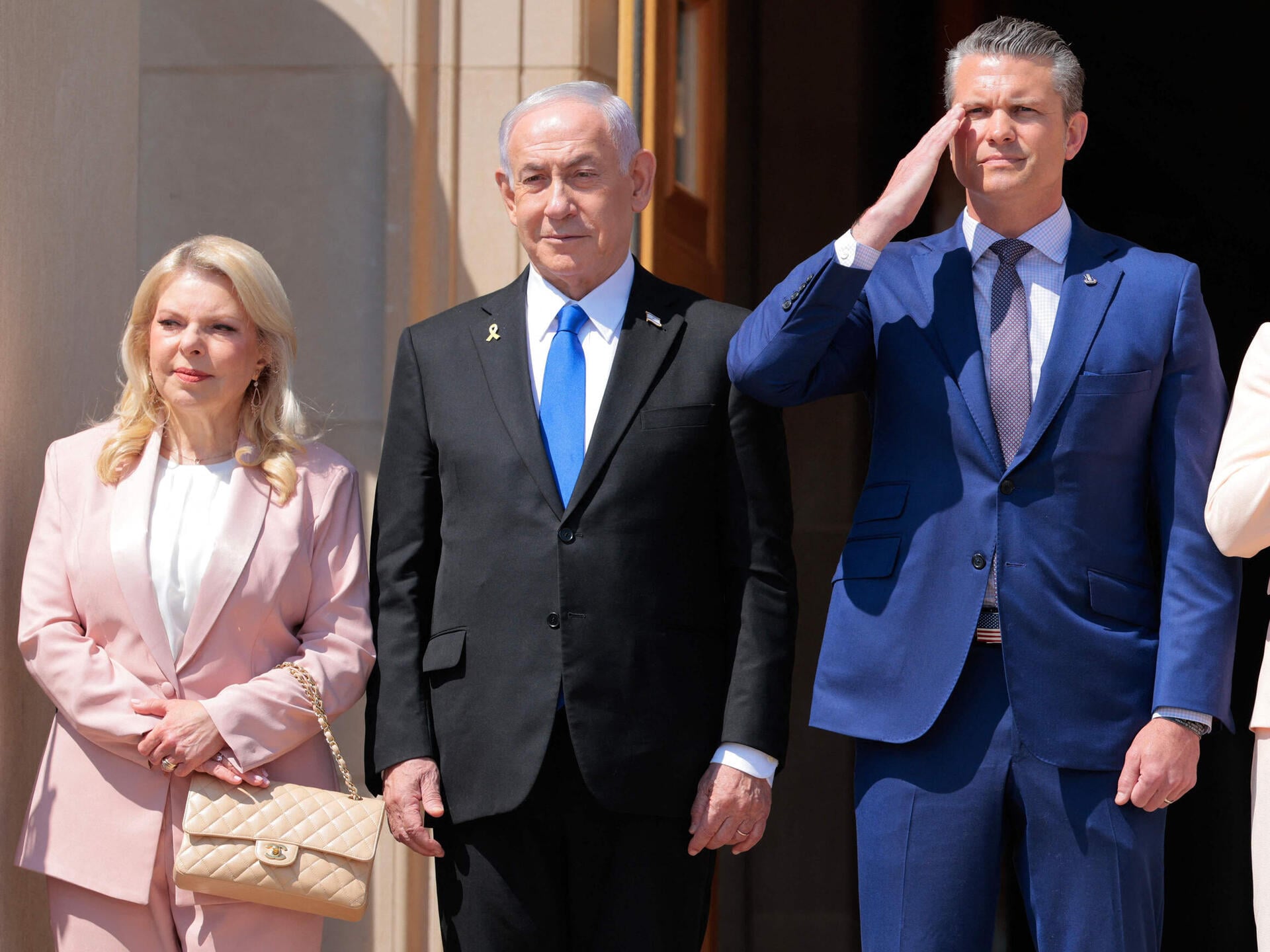 שרה נתניהו ותיק 2.55 של שאנל, לצד ראש הממשלה בנימין נתניהו בוושינגטון, 2025 (צילום:CHIP SOMODEVILLA / GETTY IMAGES NORTH AMERICA / AFP) ראש הממשלה בנימין נתניהו בפגישתו עם שר ההגנה של ארה"ב פיט הגסת', עם נשותיהם