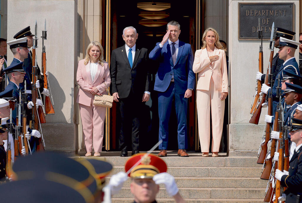 הזוג נתניהו לצד מזכיר ההגנה פיט הגסת' ורעייתו | צילום: Chip Somodevilla/Getty Images yk14436215