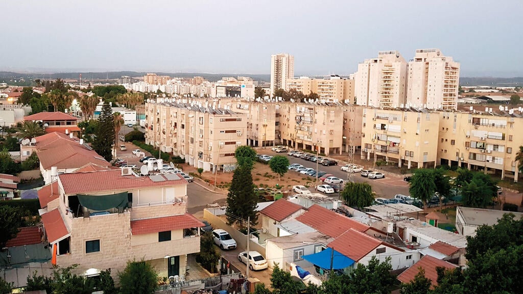 מגורים במרכז הארץ. שפל של 20 שנה בהיקף העסקאות (צילום: shutterstock, Picture546) לוד: פוטנציאל גדול להתחדשות עירונית