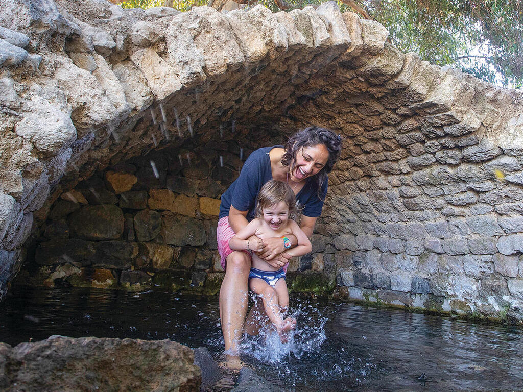 חן גולן עם בנה לביא. "אתה יכול להגיד שרמת הגולן מספיק גדולה, שנמצא מקום אחר, אבל לא. זה מקום נדיר" yk14436140