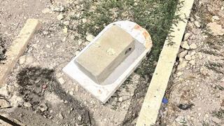 מצבות וקברים שהושחתו בבית עלמין סמוך לעיר העתיקה