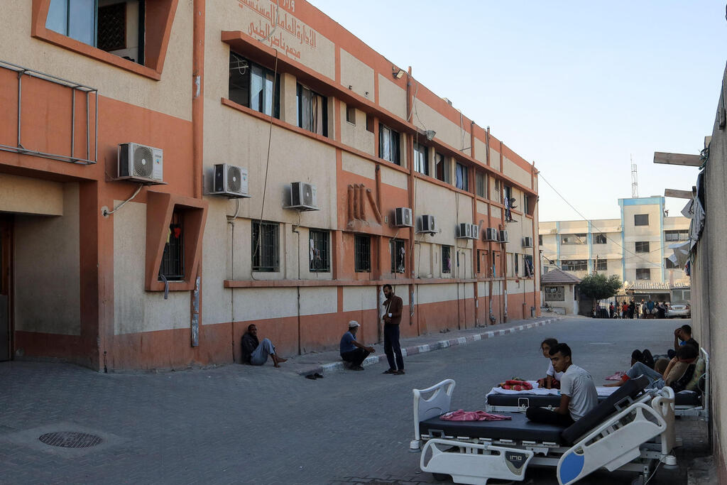 חזית בית החולים בחאן יונס (צילום: AFP) בית חולים בחאן יונס