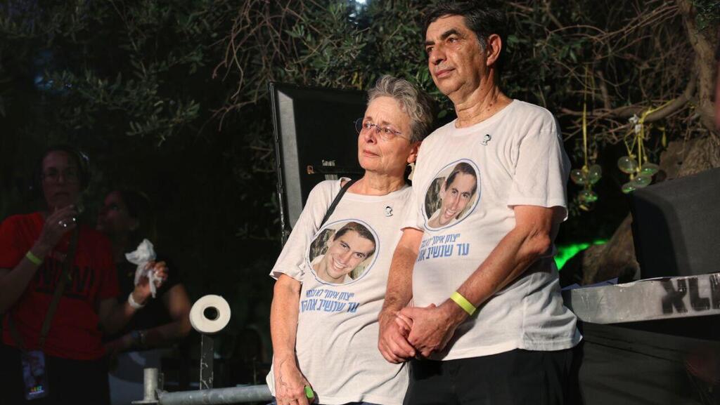 שמחה ולאה גולדין, הוריו של הדר גולדין (צילום: דנה קופל) שמחה ולאה גולדין, הוריו של החטוף הדר גולדין, בכיכר החטופים