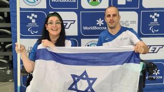 לוי וקלנר עם דגל ישראל