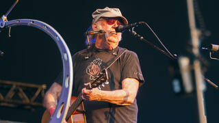 ניל יאנג בהופעה בהייד פארק בלונדון