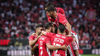 שחקני באר-שבע חוגגים עם אליאל פרץ 