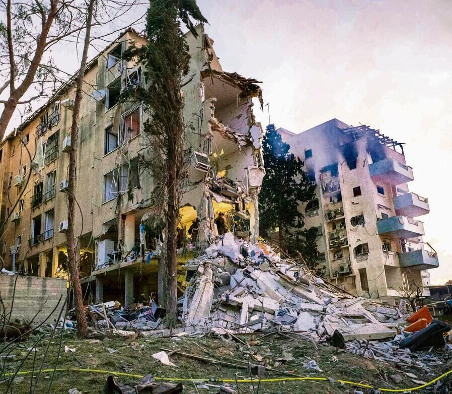 זירת פגיעת הטיל ברחובות | צילום: יובל חן yk14439859