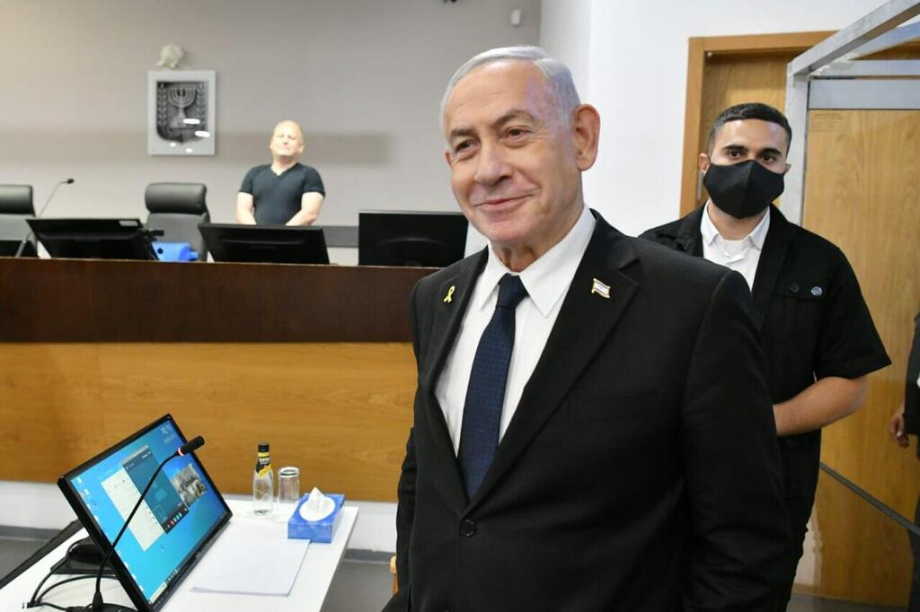 Benjamin Netanyahu at his corruption trial (Photo: Reuven Castro) נתניהו נכנס לאולם הדיונים במחוזי