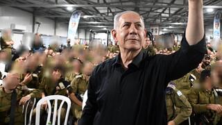 "לא בכפייה": במקביל למאמצים לקדם פטור מגיוס, נתניהו ביקר בחטיבה החרדית