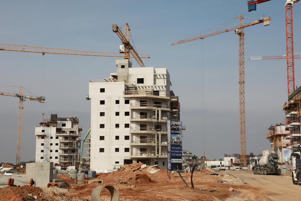 אושרה הטלת מס רכוש של 1.5% על קרקעות לבנייה, מה שעלול לייקר דירות (צילום: דנה קופל) אתר בנייה בראשון לציון