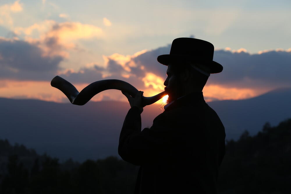 צילום: David Cohen 156 / Shutterstock תקיעה בשופר