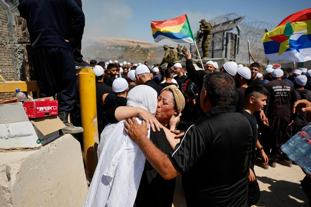 צילום: REUTERS/Ammar Awad אישה דרוזית סורית פוגשת את אחותה הדרוזית בהגעתה לצד הישראלי