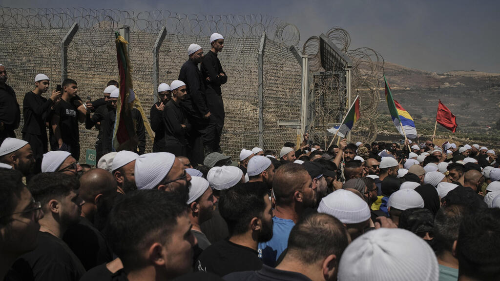 צילום: AP Photo/Leo Correa, REUTERS/Khalil Ashawi דרוזים חוצים לתוך גבול סוריה