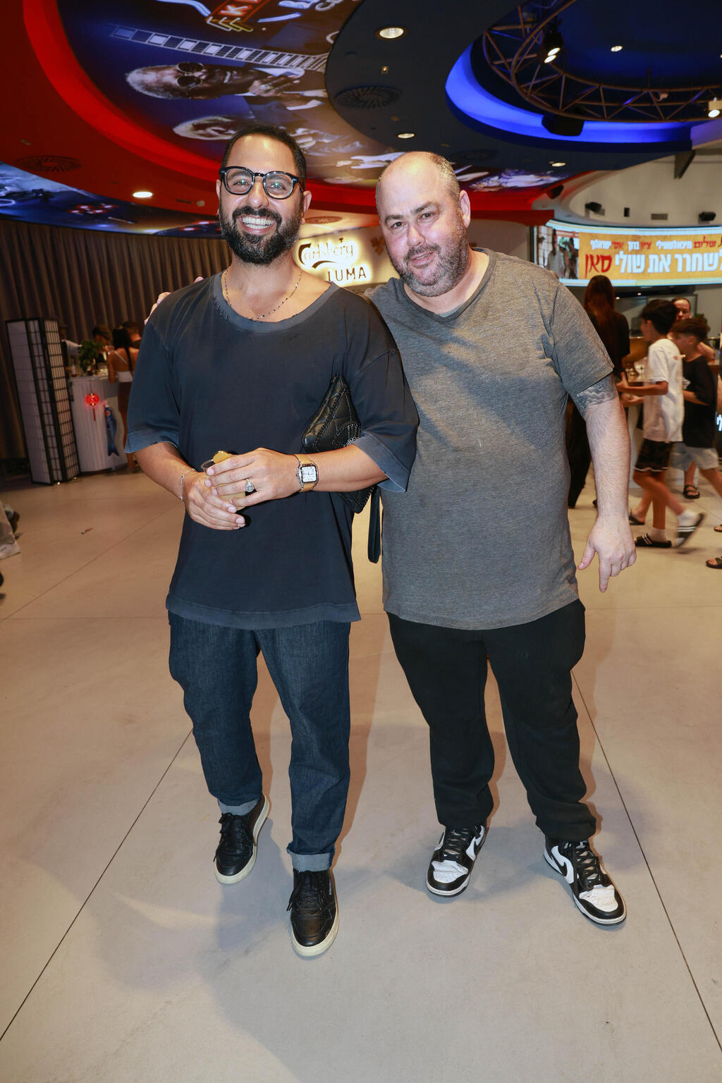 היינו חייבים. בן בן ברוך ולירן חולצה אפורה שחזר לעניינים (צילום: ענת מוסברג) פרימיירה להציל את שולי סאן