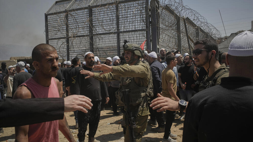 צילום: AP Photo/Leo Correa, REUTERS/Khalil Ashawi דרוזים חוצים לתוך גבול סוריה