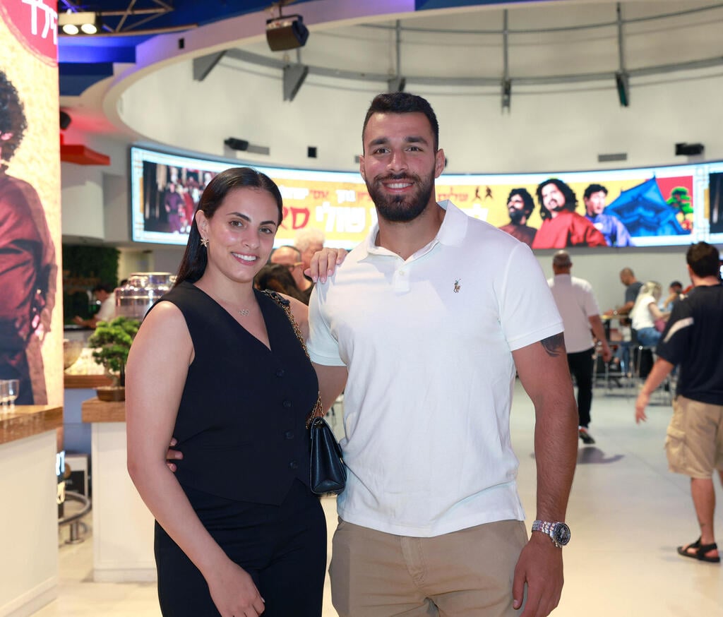 הגיעו בדיוק בזמן. לינוי אשרם ובן הזוג עומר רויטמן (צילום: ענת מוסברג) פרימיירה להציל את שולי סאן