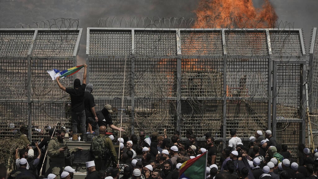 דרוזים בגבול מנסים לחצות לשטח סוריה (צילום: AP Photo/Leo Correa, REUTERS/Khalil Ashawi) דרוזים חוצים לתוך גבול סוריה