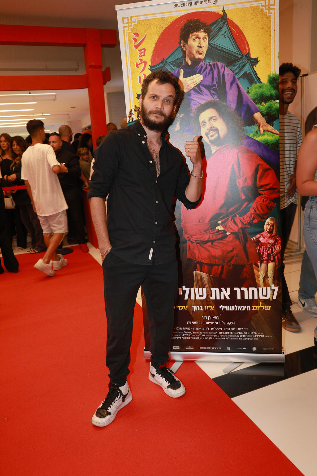 התחבר לכרזה. מיכאל מושונוב (צילום: ענת מוסברג) פרימיירה להציל את שולי סאן