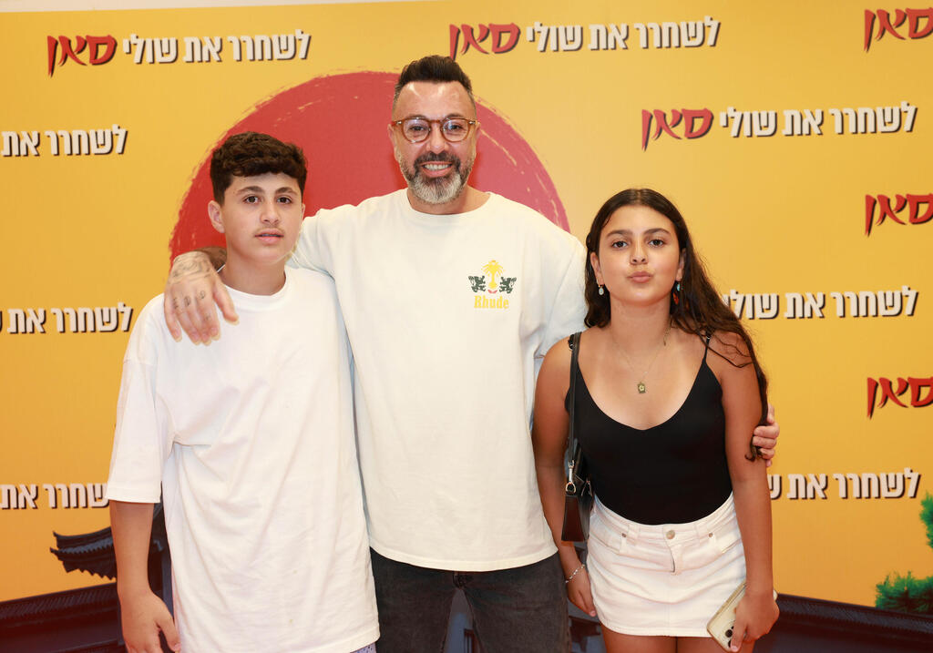 כיף עם אבא בחופש הגדול. ליאור נרקיס והילדים (צילום: ענת מוסברג) פרימיירה להציל את שולי סאן